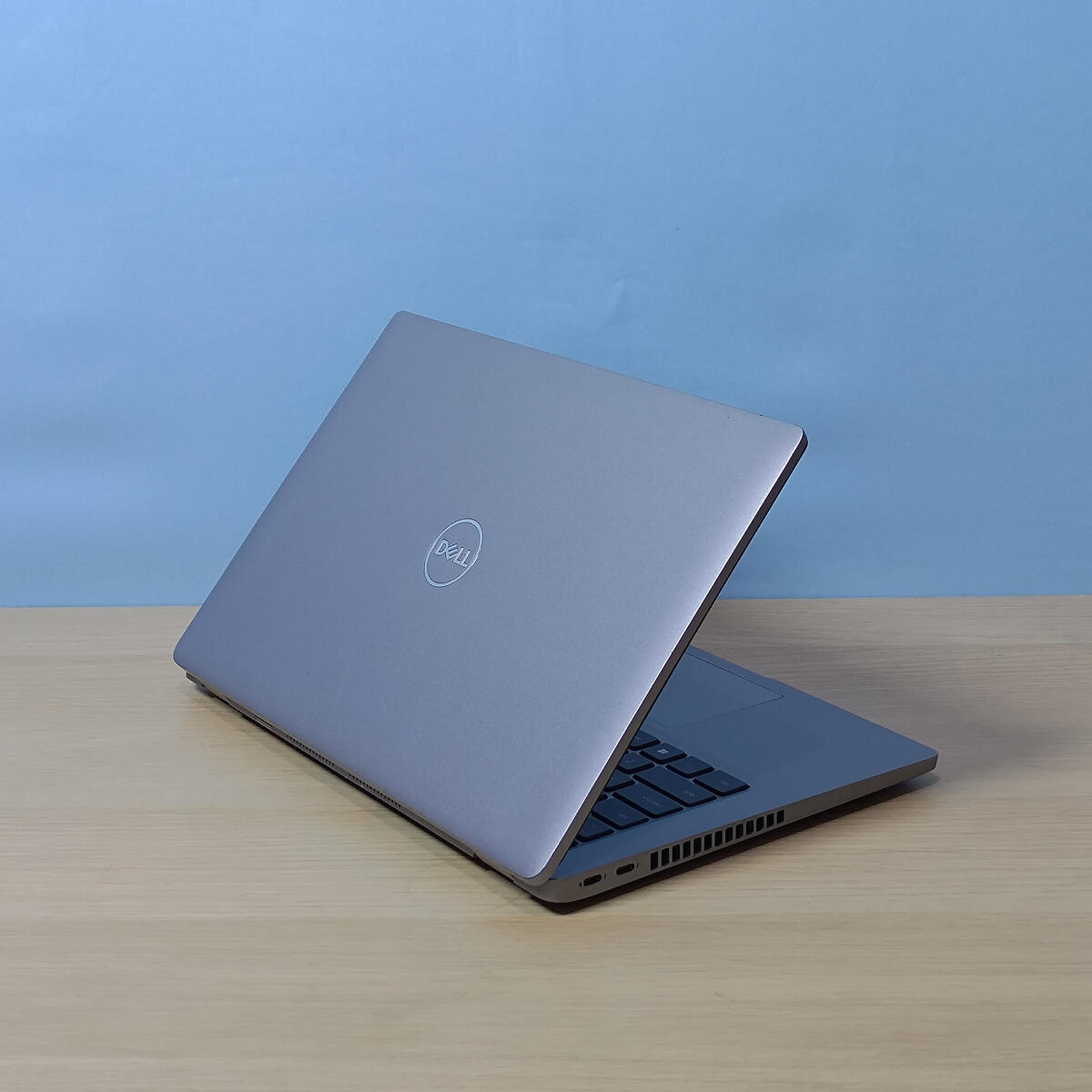 Dell Latitude 5420 Belakang Kanan Dell Latitude 5420 Belakang Kanan Butik Laptop